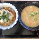 Katsuya - カツ丼（梅、539円）＋とん汁（大、176円）