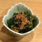 居酒屋勢人 - お通し：ほうれん草となめ茸のおひたし