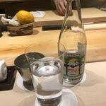すが弥 - 錫の容器が日本酒。100mlぐらいでしょうか。