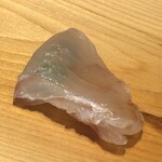 すが弥 - 明石産の鮃。菅谷氏は青森や常磐より明石を好まれるそうです。潮流が速く身の締まりが上等なので。内側に塩昆布と木の芽を潜ませます。