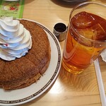 珈琲所コメダ珈琲店 - シロノワール650円(生ホイップクリームに変更)、お伊勢さんの和紅茶「瑞」のアイス550円(ホットもあります)