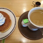 珈琲所コメダ珈琲店 - ミニシロノワール450円(生ホイップクリームにチェンジ)、豆乳オーレ470円には例の豆シール付き