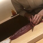 すが弥 - 息を止め、鰹に刃を入れ薄く切りつけます。今年の鰹は最高。