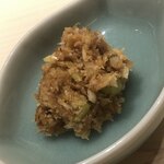 すが弥 - 鰹と帆立の薬味。山ワサビと白ネギと鰹節、若干の煮切り醤油と塩。これだけでもお酒のアテになります