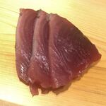 すが弥 - 鰹。文句なし。箸でつまむと、ムニュ〜ッと沈み込みます。まさにお餅のような感覚。女子スピードスケーターのお尻みたい（＾◇＾）