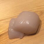 すが弥 - 天然帆立。甘い。自然な甘み。塩も酢橘の酸味も不要。一つはそのまま。もう一つは山ワサビの薬味を乗せていただきました。