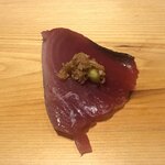 すが弥 - 山ワサビの薬味を乗せたところ。これは抜群の味わい。