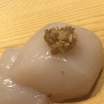 すが弥 - 帆立にも山ワサビの薬味を乗っけます
