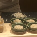 すが弥 - 黒い板の上に拡がっているのが、おろしたての山ワサビです