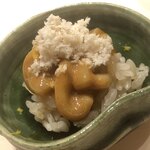 すが弥 - シャリの上に一夜干しのスルメイカの自家製塩辛を乗せ、山ワサビの擦りおろしをトッピングし黄柚子の香りを添加