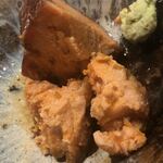 すが弥 - 鮟肝の内側はこんな感じです。たまり醤油のコクが内側に染み込み、肝自体の甘さとコクとマリアージュ。こいつは頬が落ちる！