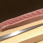 すが弥 - ラッコ達が鮟肝を堪能している間に蛇腹を木箱から取り出します。大間の200kg