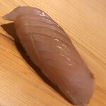 すが弥 - 鰆の昆布〆。一週間昆布をあてて、更に昆布を外して一週間の熟成