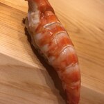 すが弥 - 山口の養殖車海老。板のギリギリに置くのは、別に東麻布の某店を真似ているわけではありません（笑）