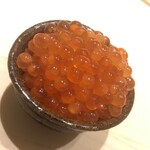 すが弥 - イクラのてんこ盛り。底にはシャリが潜みます