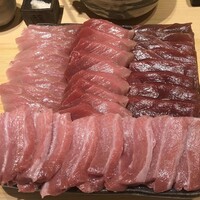 すが弥 - 鮪四種類の揃い踏み。手前の蛇腹が大間の200kg。奥は全て戸井の延縄で、左から背トロ、血合い岸、赤身