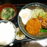 定食や - メンチカツ鶏からセット（８００円）です（2012年2月）。