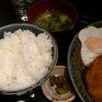 定食や - ご飯もボリュームあり目玉焼きも良い焼き加減です。