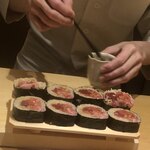 すが弥 - 大きめの二つの端っこは体格の宜しい男性客に回します