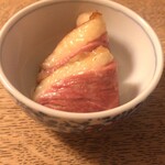 創作天ぷらと炭焼きワイン はかたあゆむ - お通し　鴨焼き