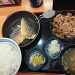 Yoshinoya - 炙り塩鯖牛定食748円(税別)