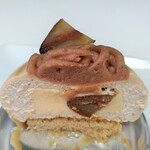 ショコラトリー・パティスリー ソリリテ - キャラメルやビスケットを合わせたような香ばしさを感じるブロンドチョコムース、妖艶な香りのラム酒クリームとマロングラッセが豪華