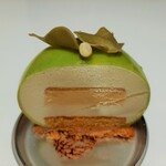 ショコラトリー・パティスリー ソリリテ - メリハリある酸味のカラマンシーとホワイトチョコを合わせたムースに、エキゾチックなトンカ豆の杏仁ぽい香りがコク深い！