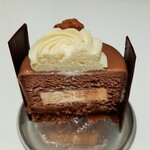 ショコラトリー・パティスリー ソリリテ - コリアンダーの香りがカカオを際立たせるビターチョコムース、ビビッドな酸味のライムのクリームが好バランス