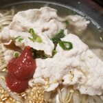 ビーダブリュー カフェ - ゴマ油薫る！豚肉とたたき梅のさっぱり塩出汁蕎麦