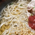 ビーダブリュー カフェ - ゴマ油薫る！豚肉とたたき梅のさっぱり塩出汁蕎麦