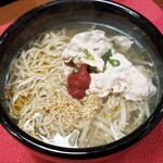 ビーダブリュー カフェ - ゴマ油薫る！豚肉とたたき梅のさっぱり塩出汁蕎麦