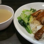 香港華記焼味&米線 - 付け合せの野菜も美味しいですよ。スープでお口を流します