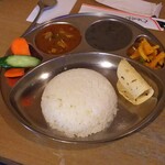 ネパール民族料理店 ネワーダイニング - チキンタリセット