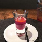 Le Caneton - ビーツのブランマンジェと甘えび