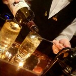 COCKTAIL BAR M - ハイボールにモルトが注がれます。