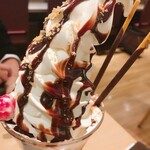 からふね屋珈琲店 - チョコレートパフェ
            大きすぎて、ピサの斜塔の様です。