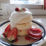 トタンコットンカフェ - 生クリームいちごパンケーキ(いちごソース追加)