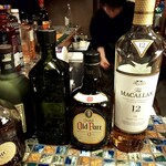 酒場シュービル - それぞれオーダーしたお酒のボトル。ジンは左の黒い角瓶が、桜尾ジン(飲食店向けのみ仕様)