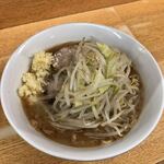 ラーメン二郎 - ラーメン 780円　麺半分・ヤサイ少な目にんにくマシマシで