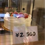 パティスリー・ルノワール - ホールケーキもクリームが美味しそう！