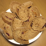 ベーカリー＆喫茶 ブンブン - ライ麦フランス（ドライフルーツ入り）の断面