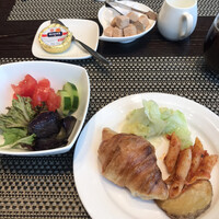 R restaurant & bar - 朝食ビュッフェ２５００円（総額）。ナスのサラダ、トマトのマリネ、キュウリ、クロワッサン、キャベツの炒め物、ペンネ、フライドポテト、エシレバター。