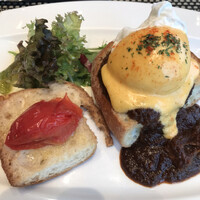 R restaurant & bar - 朝食ビュッフェ２５００円（総額）。カレーベネディクト。エッグベネディクトにカレーがプラスされています。また、マフィンではなくバケットが添えてあります。普通に美味しかったです(^｡^)