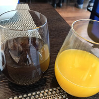 R restaurant & bar - 朝食ビュッフェ２５００円（総額）。アイスコーヒーと搾りたてのオレンジジュース。ひたすら絞ってらっしゃいました(^｡^)。とても美味しくいただきました（╹◡╹）