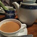 ブンブン紅茶店 - ２杯めミルクで甘くして。ポットは暑いので気を付けてね。