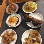 酒肴麺飯 アテニヨル Little China - おつまみ3種　バンバンジー、クラゲとセロリ、雲白肉、スペアリブ、すなずり、あさりニンニク