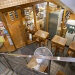 山本商店 - 階段から見る半屋外の立ち飲みスペース(隅に灰皿あり)