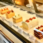 Chez-tani - キャラメルシナモン（キャラメルムース・シナモンジェノワーズ）、ふわりロール（スフレチーズケーキをスポンジでロール）、木いちご（フランボワーズとチョコの２層ムース・ショコラジェノワーズ）