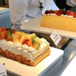 Chez-tani - フルーツタルト（シュクレ・ダマンド・たくさんのフルーツ）、バニーユ（バニラムースのロールケーキ）