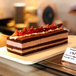 Chez-tani - いちごバナナ（苺クリームとバナナクリームのケーキ、ショコラジェノワーズ）